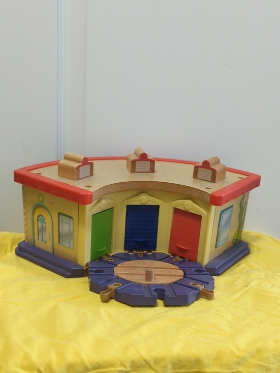 Chuggington Other - Cuggington Roundhouse Wooden Train Sets